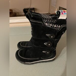 MERRELL Very nice, High quality lightly used waterproof boots!! Super low price.